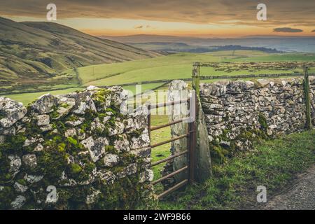 Der Settle Loop ist eine 16 km lange Rundstrecke, die in Siedlung begonnen und beendet werden kann oder von umliegenden Gebieten wie Malham und Stainforth aus verbunden werden kann. Stockfoto