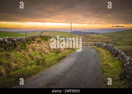 Der Settle Loop ist eine 16 km lange Rundstrecke, die in Siedlung begonnen und beendet werden kann oder von umliegenden Gebieten wie Malham und Stainforth aus verbunden werden kann. Stockfoto