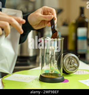 Artisanal Specialty Coffee Brewing in a French Press – Morgenritual, Achtsamkeit und nachhaltiger Lebensstil Stockfoto