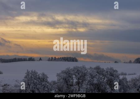 Der Winter ist umgeben von lebendigen Farben in der Kälte und schafft eine malerische Leinwand aus Ruhe und gefrorener Schönheit Stockfoto