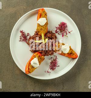 Elegantes Restaurant mit veganem Dhal und Nudeln Stockfoto