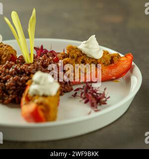 Elegantes Restaurant mit veganem Dhal und Nudeln Stockfoto