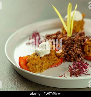 Elegantes Restaurant mit veganem Dhal und Nudeln Stockfoto