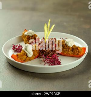 Elegantes Restaurant mit veganem Dhal und Nudeln Stockfoto