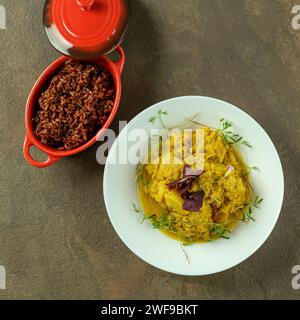 Elegantes Restaurant mit veganem Dhal und Nudeln Stockfoto