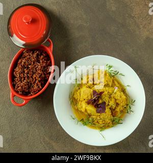 Elegantes Restaurant mit veganem Dhal und Nudeln Stockfoto