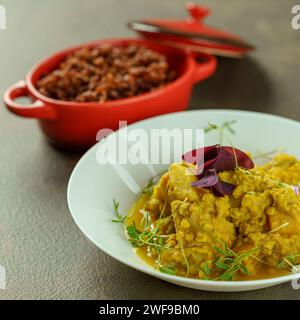Elegantes Restaurant mit veganem Dhal und Nudeln Stockfoto