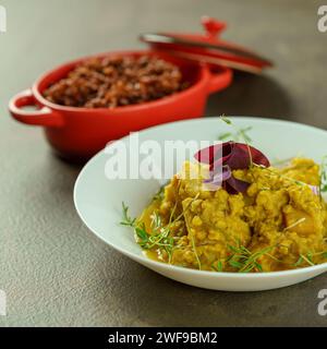 Elegantes Restaurant mit veganem Dhal und Nudeln Stockfoto