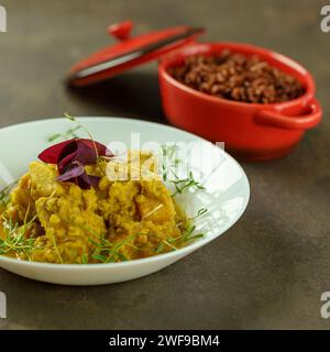 Elegantes Restaurant mit veganem Dhal und Nudeln Stockfoto