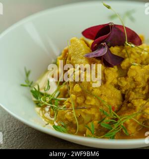 Elegantes Restaurant mit veganem Dhal und Nudeln Stockfoto