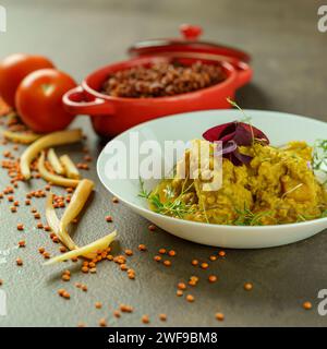 Elegantes Restaurant mit veganem Dhal und Nudeln Stockfoto