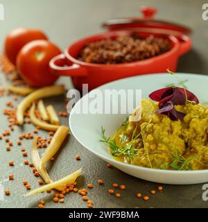 Elegantes Restaurant mit veganem Dhal und Nudeln Stockfoto