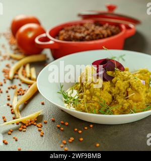 Elegantes Restaurant mit veganem Dhal und Nudeln Stockfoto