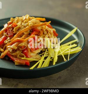 Elegantes Restaurant mit veganem Dhal und Nudeln Stockfoto