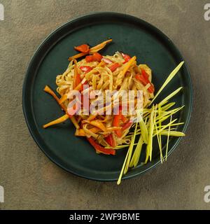 Elegantes Restaurant mit veganem Dhal und Nudeln Stockfoto
