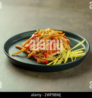 Elegantes Restaurant mit veganem Dhal und Nudeln Stockfoto
