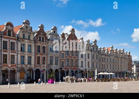 Arras, Frankreich - 22. Juni 2020: Extravagante gotische Gebäude mit flämischen Giebeln und Arkaden entlang des Place des Héros im Stadtzentrum. Stockfoto