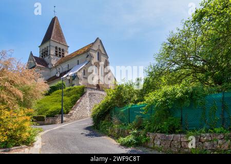 Cuise-la-Motte, Frankreich - 27. Mai 2020: Die Kirche Saint Martin befindet sich in der Naturregion Soissonnais und dem ehemaligen Herzogtum Valois in Th Stockfoto