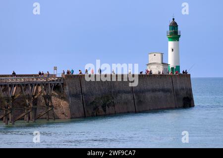 Le Tréport, Frankreich - 11. September 2020: Der Leuchtturm von Tréport ist ein Leuchtturm in der seine-Maritime. Sie ist zylindrisch und besteht aus einem weiß und einem g Stockfoto