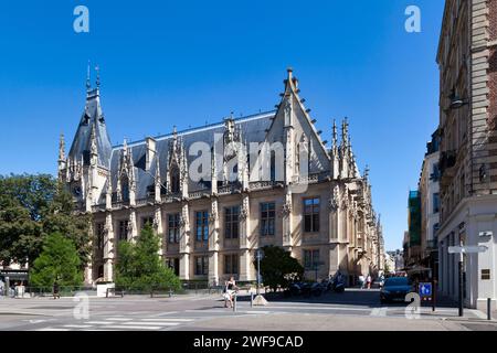 Rouen, Frankreich - 07. August 2020: Das Rouen Courthouse, ein ehemaliges Schachbrett der Normandie, ist eines der emblematischsten Denkmäler der normannischen Hauptstadt. Stockfoto