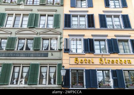 Blick auf die farbenfrohen Gebäude der Altstadt von Zürich in der Schweiz Stockfoto