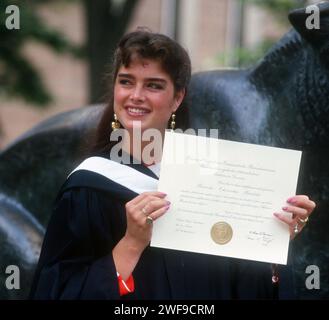 Brooke Shields absolvierte 1987 die Princeton University. ph: John Barrett/PHOTOlink/Courtesy Everett Collection (Brooke Shields graduierte Princeton University6537) Stockfoto