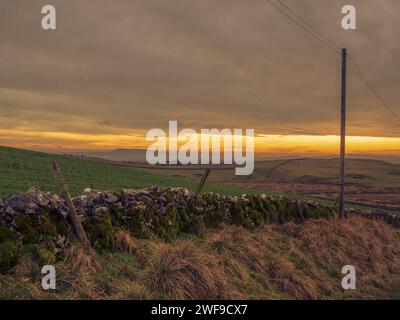 Der Settle Loop ist eine 16 km lange Rundstrecke, die in Siedlung begonnen und beendet werden kann oder von umliegenden Gebieten wie Malham und Stainforth aus verbunden werden kann. Stockfoto