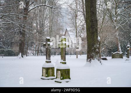 Der alte Friedhof in Göttingen/Deutschland im Winter mit Schnee Stockfoto