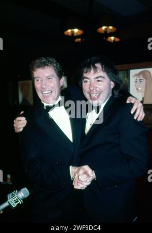 Michael Crawford und der Komponist Andrew Lloyd Webber bei der Eröffnung von Phantom of the Opera am Beekman Theatre in New York, Januar 1988. Foto: Oscar Abolafia/Everett Collection (michaelcrawford002) Stockfoto