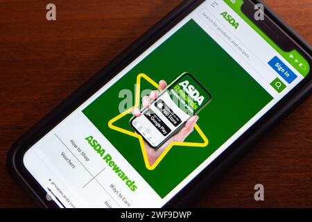 ASDA Rewards App-Website auf dem iPhone. Es ist ein Programm, mit dem Benutzer ASDA-Pfund im Cashpot sammeln können, die in Belege umgewandelt werden können Stockfoto