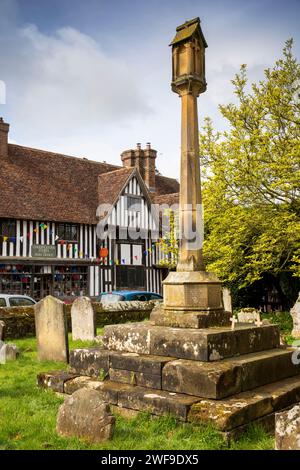 Großbritannien, England Kent, Chiddingstone, St. Mary’s Churchyard Cross und Dorfhäuser Stockfoto