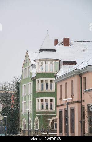 Historische Gebäude in Göttingen/Deutschland im Winter mit Schnee Stockfoto