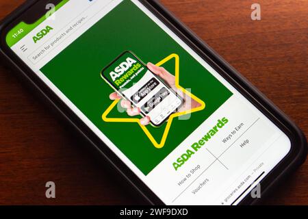 ASDA Rewards App-Website auf dem iPhone. Es ist ein Programm, mit dem Benutzer ASDA-Pfund im Cashpot sammeln können, die in Belege umgewandelt werden können Stockfoto