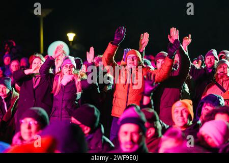 Oberhof, Deutschland. Januar 2024. Die Leute singen bei der Eröffnungszeremonie der Olympischen Sonderspiele auf dem Stadtplatz. Rund 1000 Athleten mit geistiger und mehrfacher Behinderung treten in den Wettkämpfen gegeneinander an. Die Veranstaltungsorte sind Oberhof, Erfurt und Weimar. Zu den Disziplinen gehören Eiskunstlauf, Floorball, Klettern, Schneeschuhwandern, kurze Strecken, Skilanglauf, Langlauf, Snowboarden, Pole-Sport und Tanz. Quelle: Michael Reichel/dpa/Alamy Live News Stockfoto