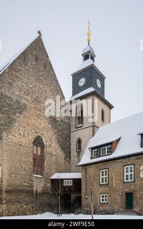 Alte Kirche in Göttingen/Deutschland im Winter mit Schnee Stockfoto