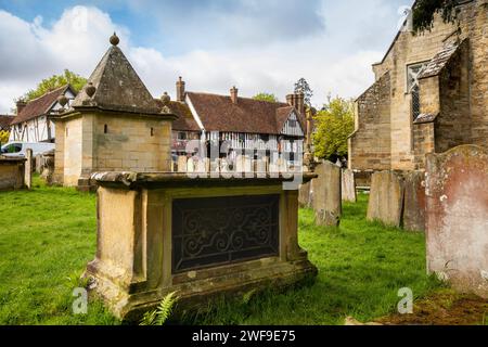 Großbritannien, England Kent, Chiddingstone, Village, St. Mary’s Churchyard, Streatfield Familiengruft und falsche Lüftungsgräber Stockfoto