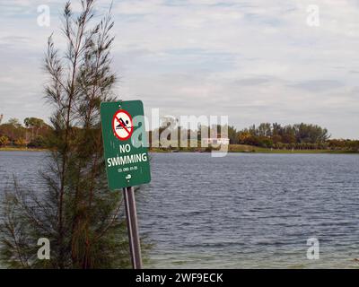 Miami, Florida, USA - 20. Januar 2024: Kein Badeschild in einem der Seen des Tropical Park. Stockfoto