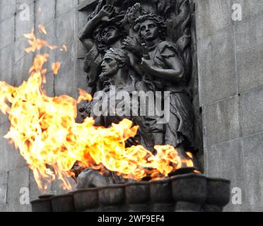 Warschau, Polen, 26. Januar 2024. Eine Menora mit einer Flamme vor dem Heldendenkmal des Warschauer Ghettos zum Gedenken an den Aufstand des Warschauer Ghettos 1943. Stockfoto