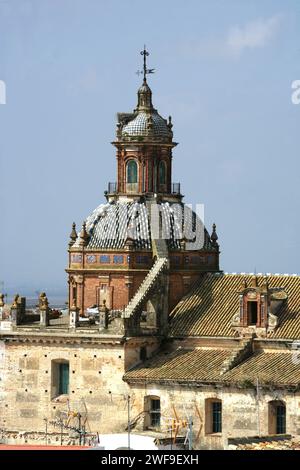 Carmona, in der Nähe von Sevilla, Andalusien, Spanien. Halbkreisförmige Kuppel aus erhöhter Sicht. Kuppel der Kirche El Divino Salvador komplett mit Storchennest. Stockfoto