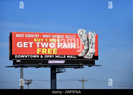 Nashville, TN, USA – 22. September 2019: Reklametafeln für Boot Country Boot Factory Outlet in Nashville, Tennessee. Stockfoto