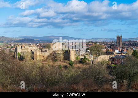 Die Shropshire-Stadt Ludlow im Winter mit Schloss und Kirche. Bild vom Whitcliffe Nature Reserve Stockfoto