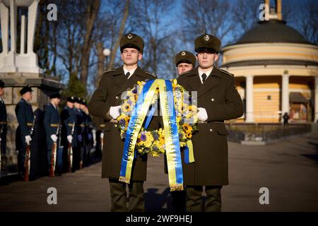 Kiew, Ukraine. Januar 2024. Die ukrainischen Militärsoldaten tragen einen Kranz während einer Zeremonie mit Präsident Wolodymyr Zelenskyj am Grab von Askold zu Ehren derer, die während der ukrainischen Revolution von 1917 am Gedenktag der Kruty-Helden am 29. Januar 2024 in Kiew, Ukraine, starben. Kredit: Ukrainischer Ratsvorsitz/Pressestelle Des Ukrainischen Präsidenten/Alamy Live News Stockfoto