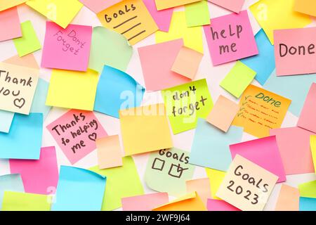 Haftnotizen mit anderem Text auf hellem Hintergrund Stockfoto