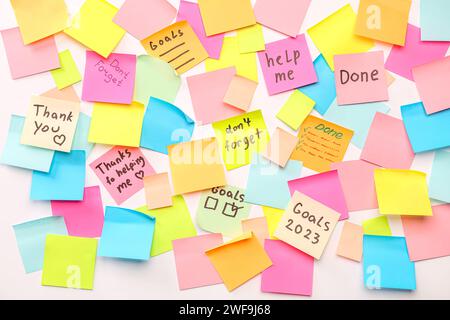 Haftnotizen mit anderem Text auf hellem Hintergrund Stockfoto