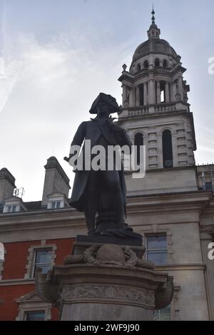 Die Bronzestatue von Captain James Cook (1914 von Thomas Brock) befindet sich in der Nähe des Admiralty Arch auf der Südseite der Mall in London Stockfoto