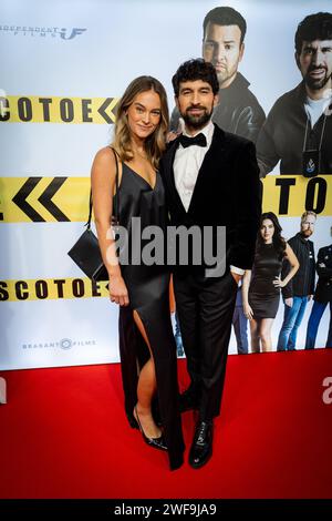 AMSTERDAM: Sinan Eroglu mit seiner Frau auf dem roten Teppich zur Premiere des Films Scotoe in Pathé Tuschinski. ANP LEVIN DEN BOER niederlande aus - belgien aus Stockfoto