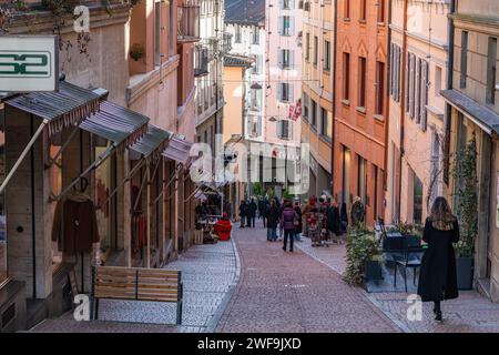 Ein Blick auf eine Einkaufsstraße mit Menschen/Touristen, die Geschäfte in Lugano, Schweiz, besuchen Stockfoto