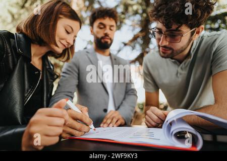 Das Business-Team diskutiert Umsatz und Budget in einer Coffee Bar im Stadtzentrum, um erfolgreiches Wachstum und Nachhaltigkeit im städtischen Raum zu erreichen. Stockfoto