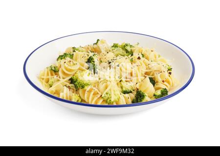 Köstliche Fusilli-Pasta mit Brokkoli und Käse in der Schüssel auf weißem Hintergrund Stockfoto