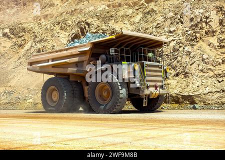 Riesiger Muldenkipper in einer Kupfermine in Lateinamerika. Stockfoto
